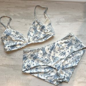 Frankie’s bikinis Gigi medium set. Blue toile